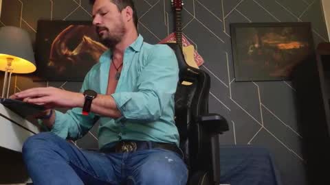 Aaron online show from November 5, 5:09 am