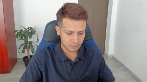 Independence model AbelAsburgo online show from January 12, 7:51 pm