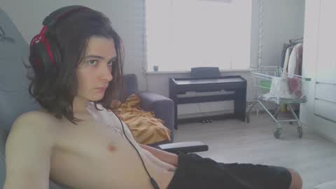 Snapshot of abobus123 chatting on February 4, 10:21 am hi cum in pvt noi extra tip online show from February 4, 10:21 am
