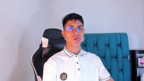 Snapshot of alannaughty_ chatting on February 2, 4:15 am alannaughty_ online show from February 2, 4:15 am