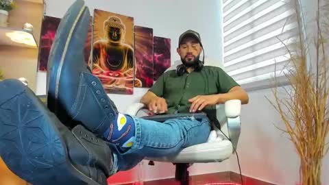 Snapshot of alessandro__wye chatting on February 19, 2:01 pm ALESSANDRO WYE online show from February 19, 2:01 pm