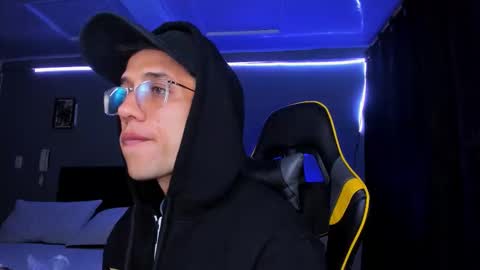 alexgiraldo__ online show from December 1, 6:16 am