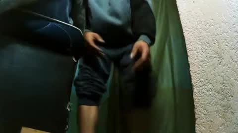 andrescaraballo18 online show from November 10, 3:22 am