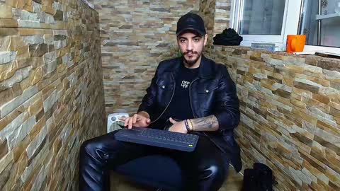 Snapshot of andrewbanner chatting on January 13, 4:28 am MasterRomania online show from January 13, 4:28 am
