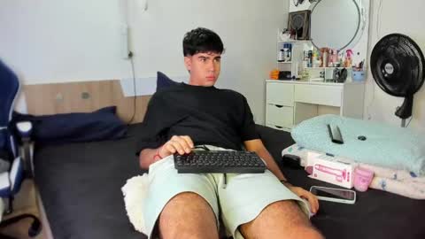 andy_wood1 online show from May 29, 11:53 am