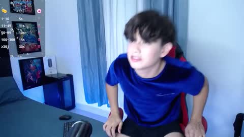 Snapshot of andyboy_19 chatting on December 17, 12:12 am andy online show from December 17, 12:12 am