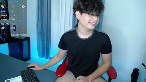 Snapshot of andyboy_19 chatting on December 28, 11:37 pm andy online show from December 28, 11:37 pm