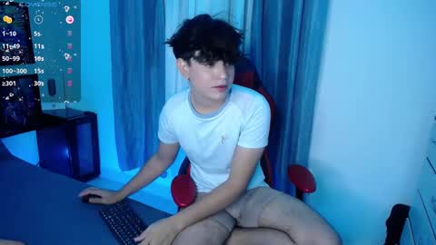Snapshot of andyboy_19 chatting on December 8, 10:47 pm andy online show from December 8, 10:47 pm