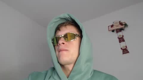 leon online show from December 11, 6:37 pm