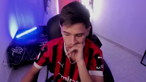 Aaron online show from December 19, 8:06 pm