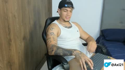 INDEPENDENT MODEL  online show from November 18, 11:15 pm