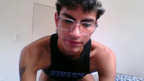 Snapshot of axellatino_ chatting on February 9, 3:45 pm Axel online show from February 9, 3:45 pm