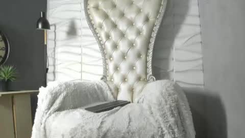 independent model online show from July 22, 7:50 pm