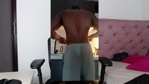 Snapshot of blacknikes chatting on March 11, 9:59 pm Twtter 1MikeBeckford            Onlyfns beckfordmike online show from March 11, 9:59 pm