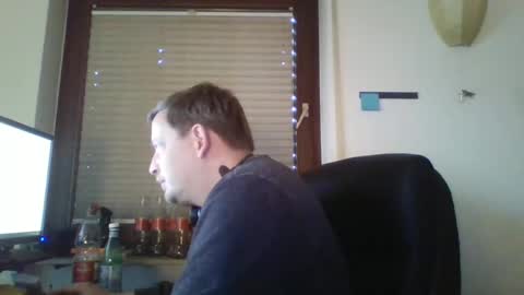 Snapshot of blonde32m chatting on December 17, 2:33 pm blonde32m online show from December 17, 2:33 pm