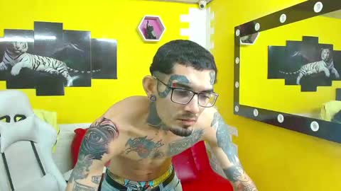 boy_tatto77 online show from May 21, 10:36 pm
