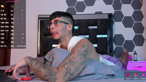   INDEPENDENT MODEL online show from February 6, 2:44 am