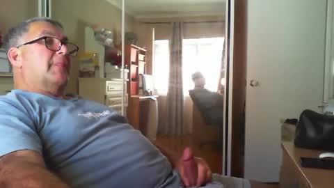 Snapshot of chalkstall chatting on October 17, 5:44 am Chalky online show from October 17, 5:44 am