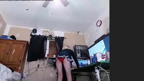 cheerleader_crossdresser online show from May 2, 9:12 am