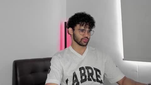 Im Chirs IM MODEL INDEPENDT online show from September 12, 1:22 pm