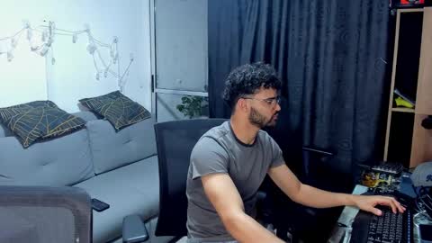 Im Chirs IM MODEL INDEPENDT online show from February 11, 1:10 am