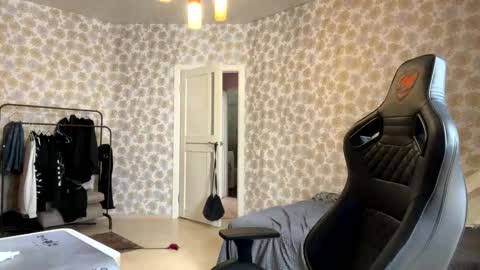skinnybimmy online show from June 3, 2:33 pm