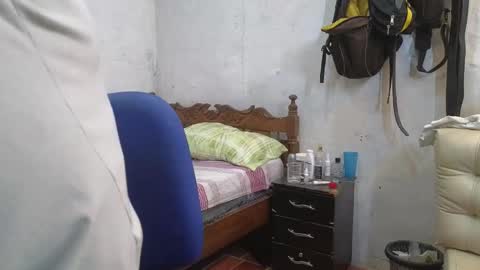 Snapshot of cris_simons chatting on March 11, 12:54 am cris_simons online show from March 11, 12:54 am