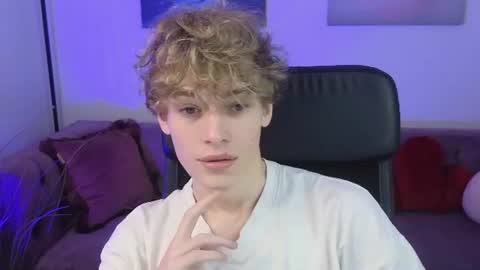 curly_twinkboy online show from July 25, 8:38 pm