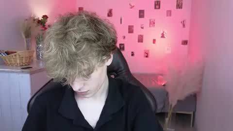 curly_twinkboy online show from July 26, 8:39 pm