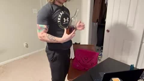 Snapshot of daddydaydrinkz chatting on March 10, 5:43 am DaddydayDrinkz online show from March 10, 5:43 am