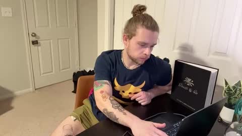 Snapshot of daddydaydrinkz chatting on March 1, 6:37 am DaddydayDrinkz online show from March 1, 6:37 am