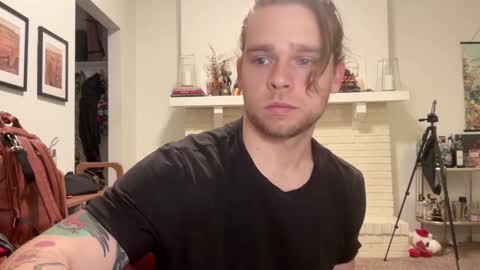 Snapshot of daddydaydrinkz chatting on December 20, 10:11 pm DaddydayDrinkz online show from December 20, 10:11 pm