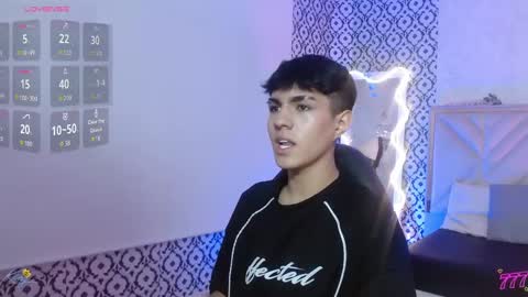 damian_tay online show from May 29, 11:42 am