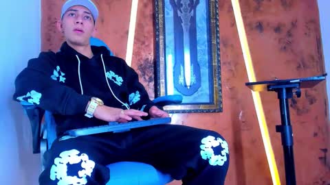 dante_brown1 online show from December 16, 11:17 am