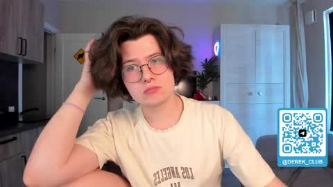 Derek online show from June 9, 12:18 pm