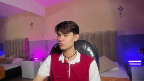 derek_sinn online show from April 13, 7:58 pm