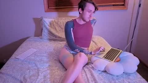 Lvr guuurl online show from August 3, 6:12 am