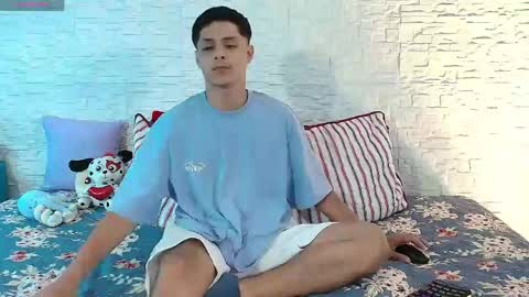 elias_salvatore_ online show from April 16, 9:50 pm