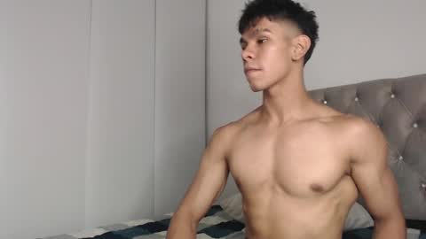 Snapshot of emile_239 chatting on December 9, 3:40 am emile_239 online show from December 9, 3:40 am