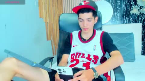 enzoo_smith online show from July 24, 6:48 pm