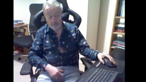 erasmus_d online show from December 21, 6:34 pm