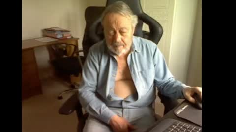 erasmus_d online show from April 15, 11:10 am