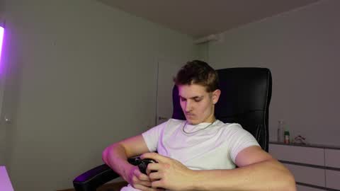    online show from November 3, 8:21 pm