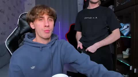 Snapshot of esthetics_boys chatting on February 28, 2:31 am LOUIS online show from February 28, 2:31 am