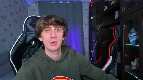 Snapshot of esthetics_boys chatting on February 22, 5:53 pm LOUIS online show from February 22, 5:53 pm