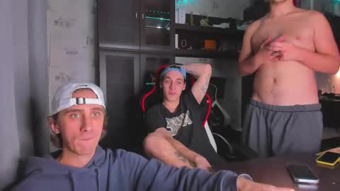 Snapshot of esthetics_boys chatting on October 17, 3:21 am LOUIS online show from October 17, 3:21 am