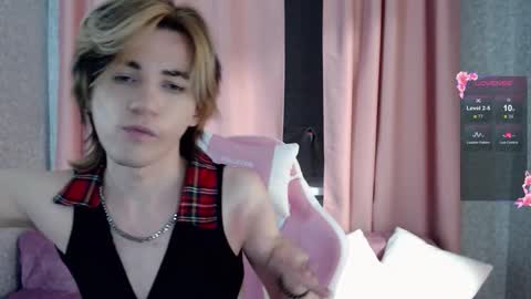 Snapshot of evan_reinhart chatting on October 15, 11:01 pm evan_reinhart online show from October 15, 11:01 pm