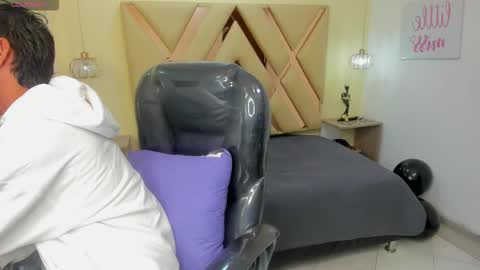 Snapshot of ferphoenix_ chatting on October 21, 3:20 am FER PHOENIX online show from October 21, 3:20 am
