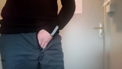 Snapshot of fifi010203 chatting on December 7, 12:02 pm fifi010203 online show from December 7, 12:02 pm