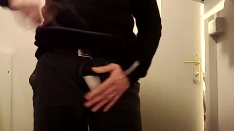 Snapshot of fifi010203 chatting on December 19, 5:51 am fifi010203 online show from December 19, 5:51 am